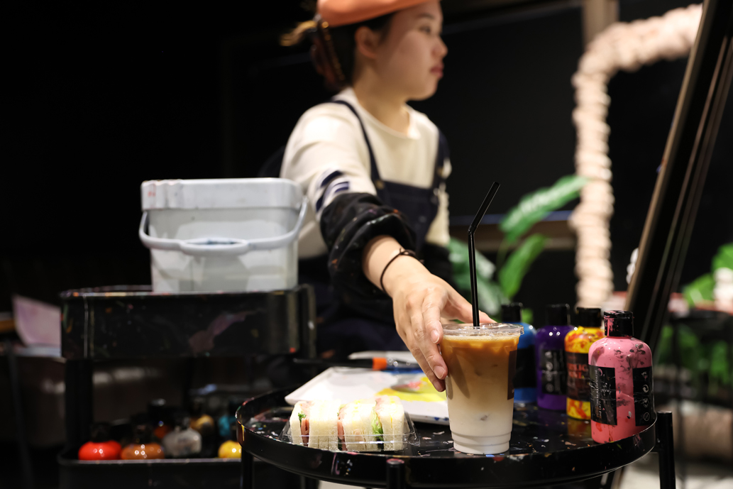 好きなものを持ち込んで自宅で過ごすようにリラックス