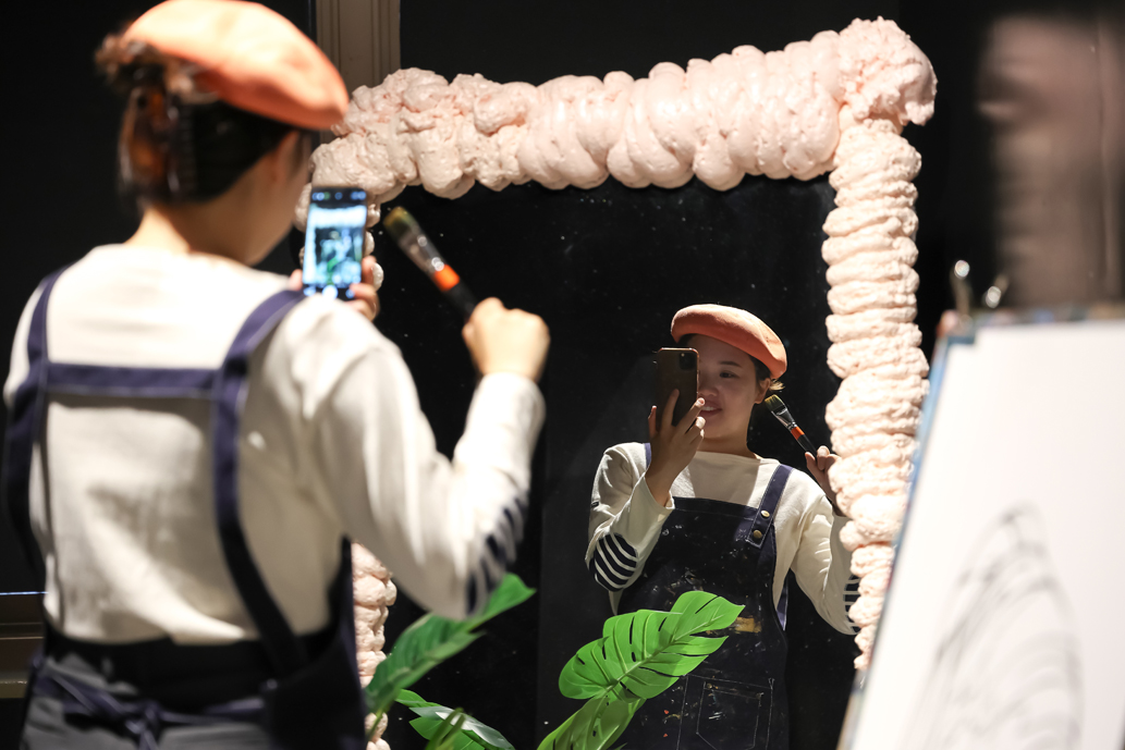 縁がアレンジされたファニーな大鏡