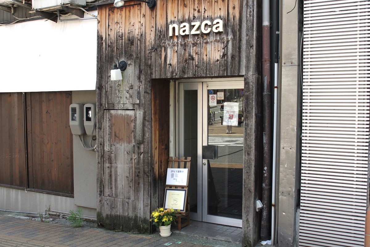 道路に面した一つ目の扉