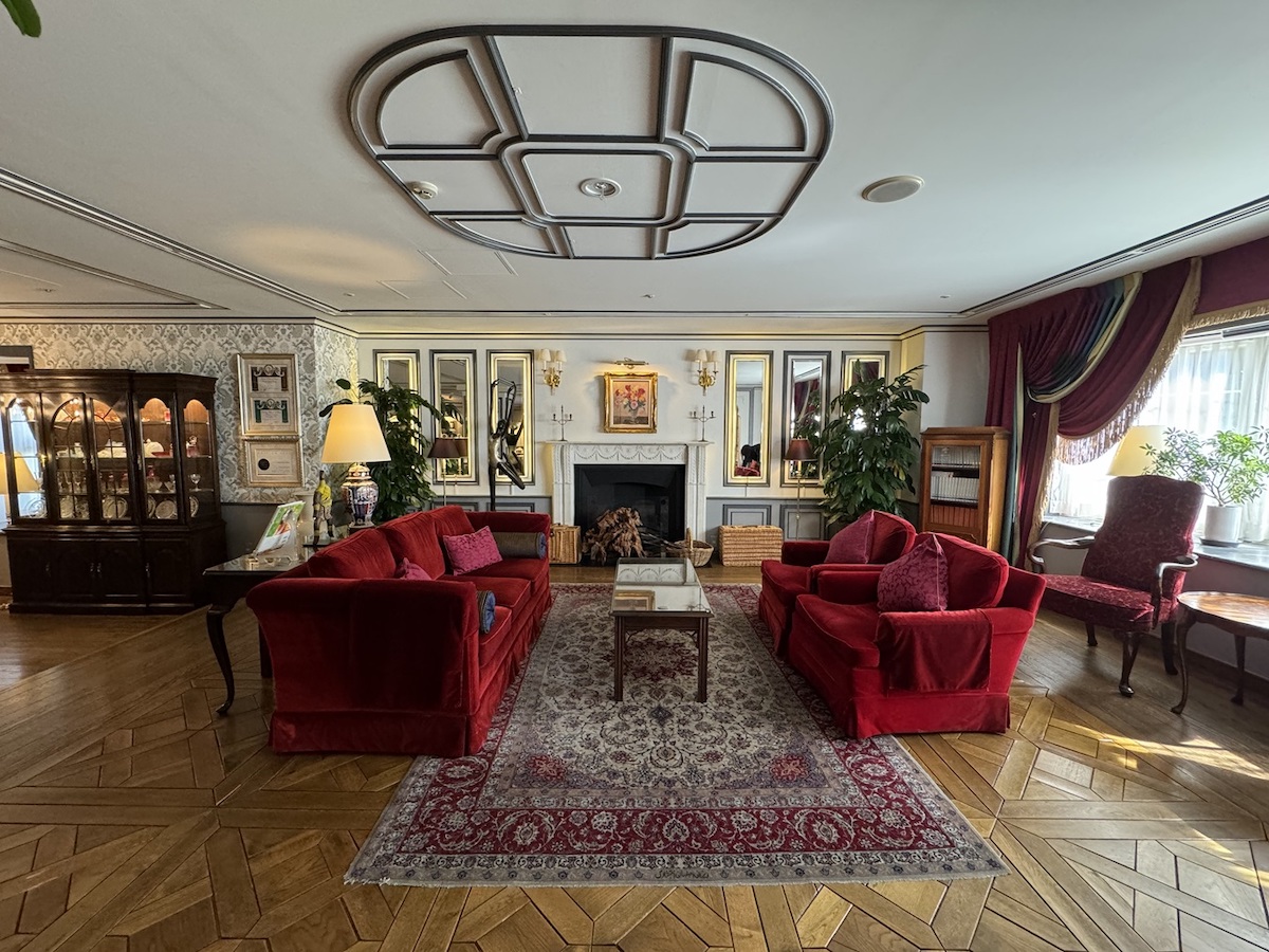 チェックインまでの時間はソファに腰掛けてゆっくりと