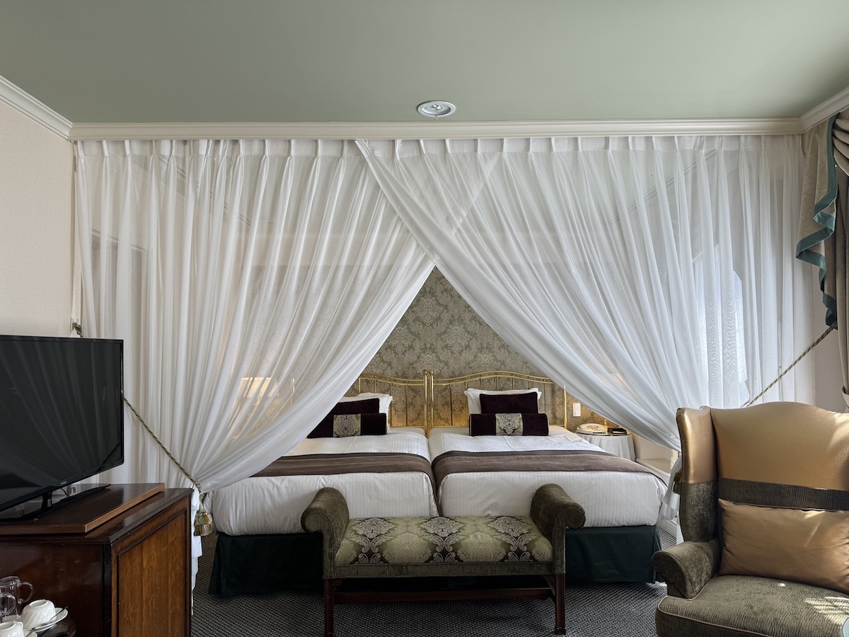 天蓋付きベッドがある「プレジデンシャルツイン」