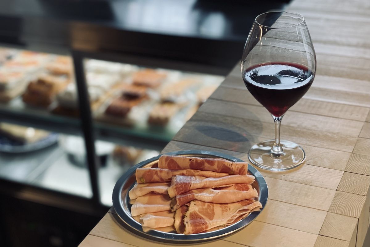 （写真左から）「ハム盛り合わせ」800円、「グラスワイン」800円〜／@CaD