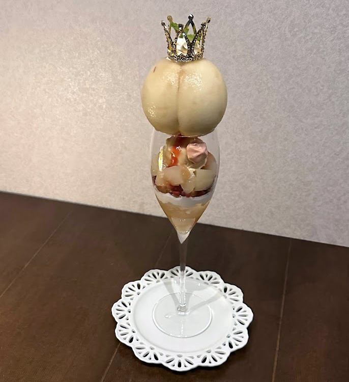 「丸ごと桃パフェ」1980円  ※8月頃まで提供予定
