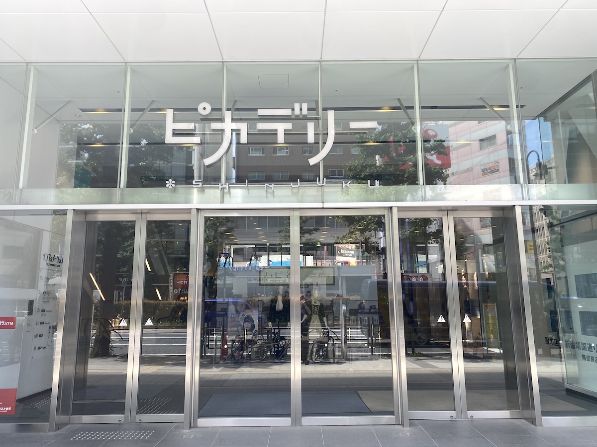 靖国通り沿いの入口