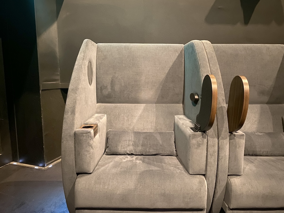 包まれるような形が特長のシングルシート