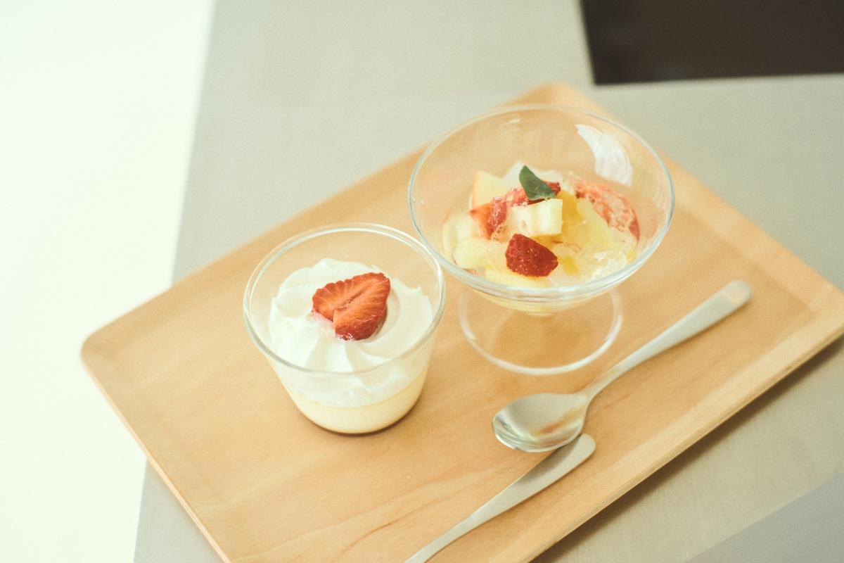 左より、Choice of Sweets「自家製プリン」「フルーツポンチ」。1名につき1つをセレクト可能。入館料に含む