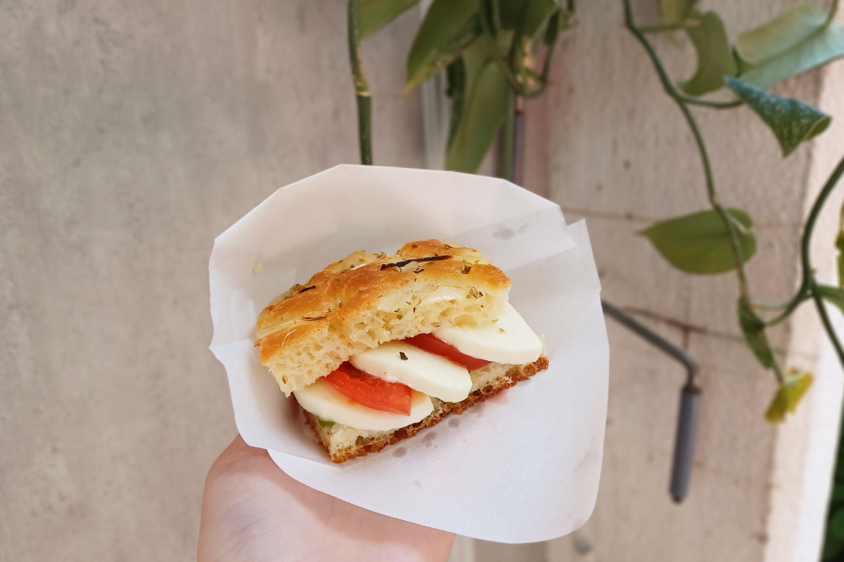 「フォカッチャ・カプレーゼ」497円