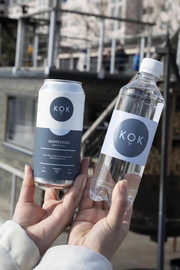 ミネラルウォーターと軽いアルコール飲料は現地で買えます