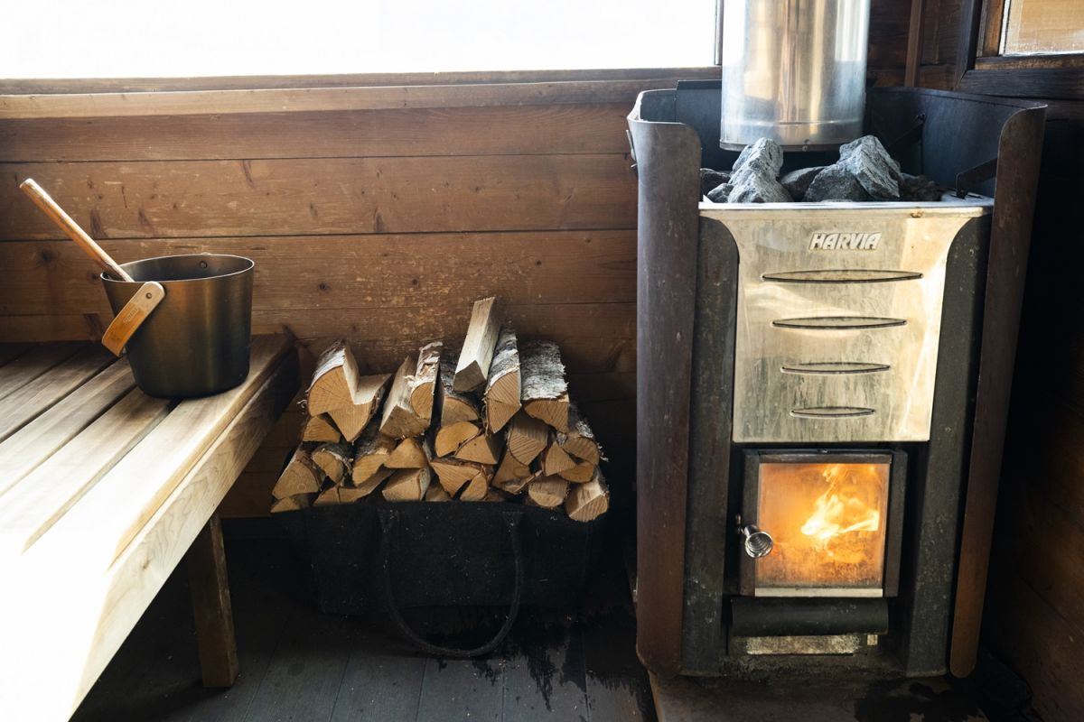 白樺の薪が積まれたストーブ