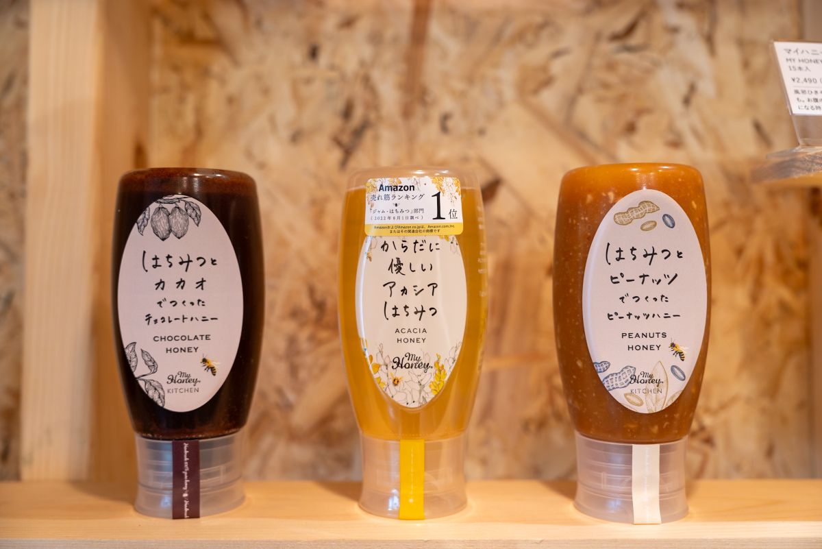 （写真左から）「はちみつとカカオでつくったチョコレートハニー470g」2390円、「からだに優しいアカシアはちみつ 500g」2590円、「はちみつとピーナッツでつくったピーナッツハニー420g」2390円
