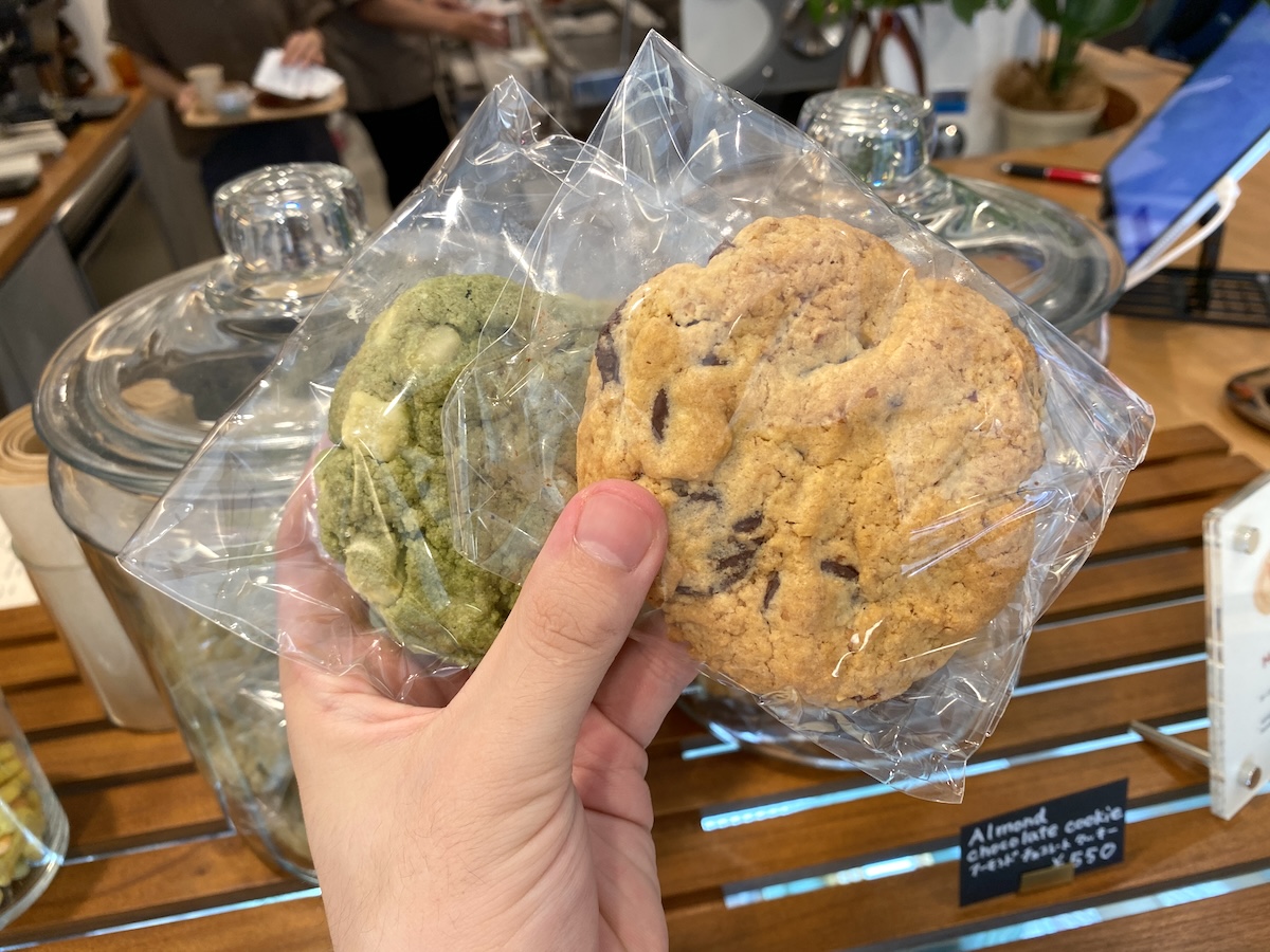 写真左から「マカダミア抹茶クッキー」580円、「アーモンドチョコレートクッキー」550円