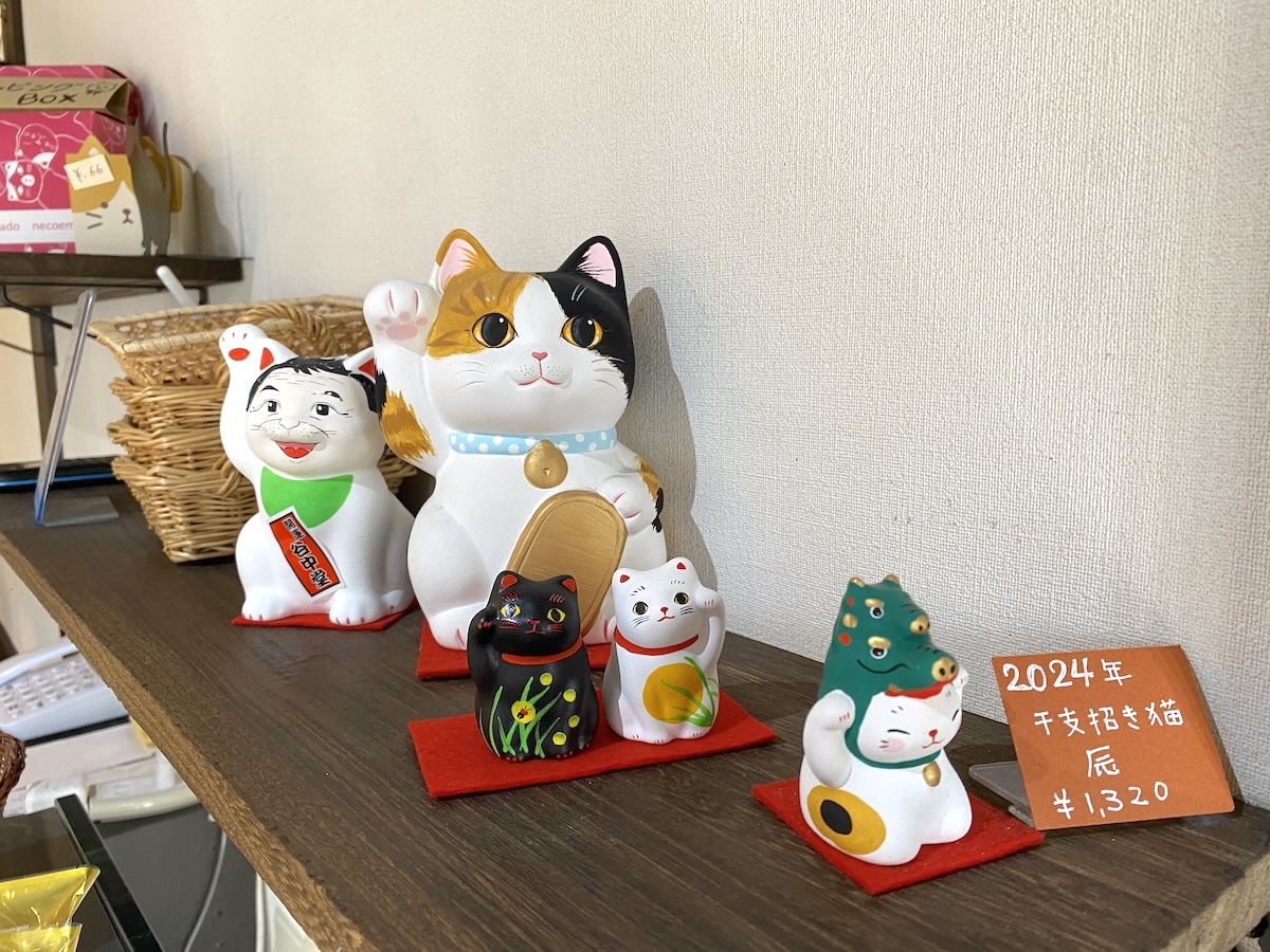 干支をコンセプトにしたものなど招き猫の販売も行っている
