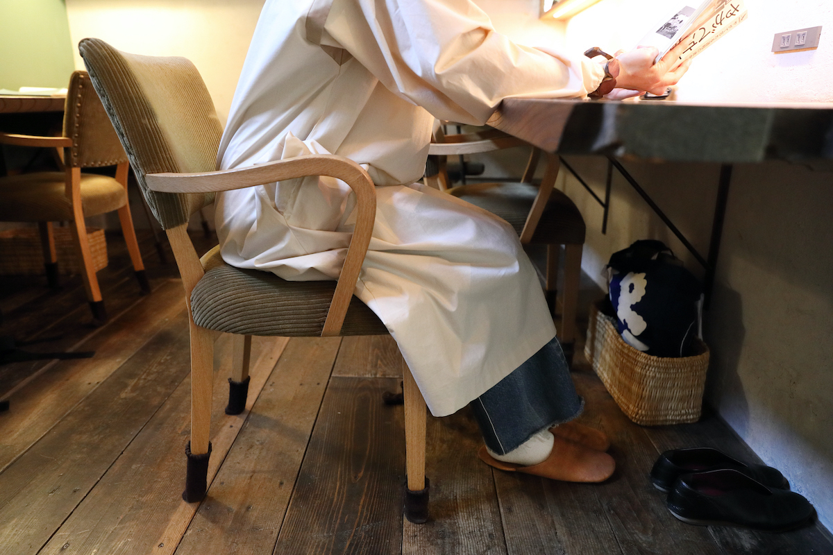座り心地のいい椅子は「TRUCK FURNITURE」。リラックスできるようスリッパに履き替えることもできる