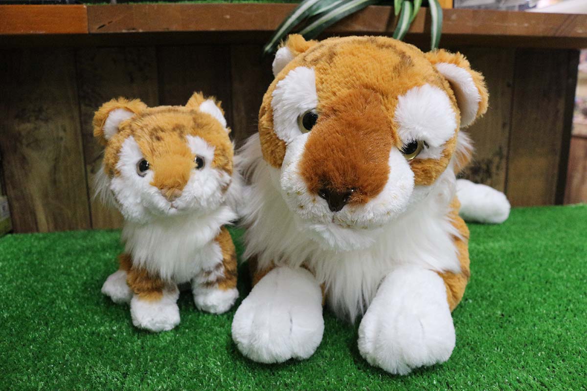 那須サファリパーク　お土産　左からトラS 1760円、ひざトラ4400円