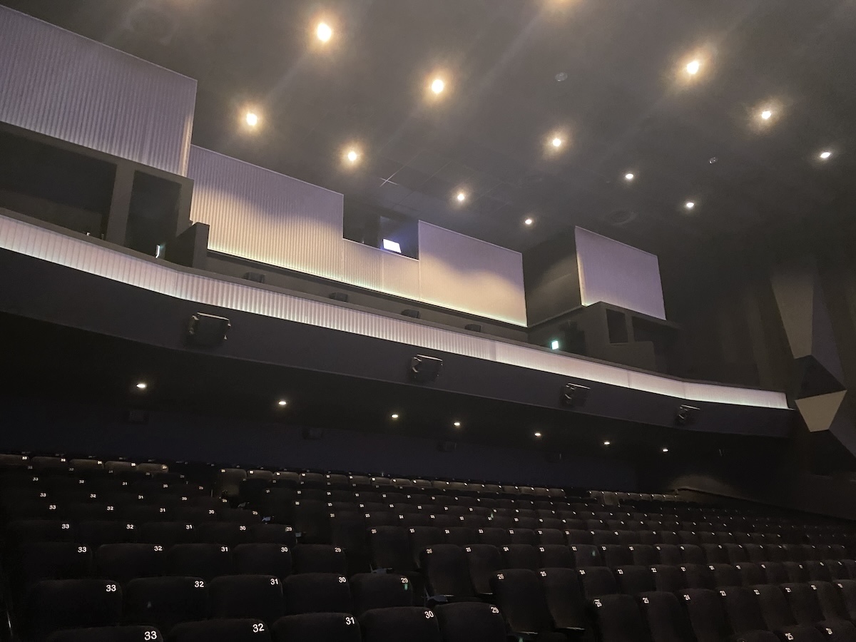 一般シートが並ぶフロア上のバルコニーにプラチナシリーズは設置