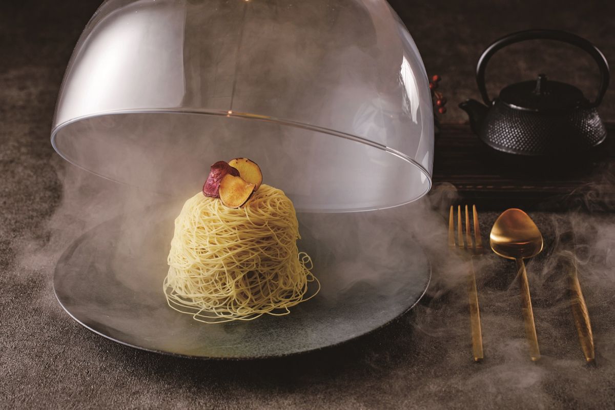 「生搾り芋モンブラン（和紅茶セット）」1800円