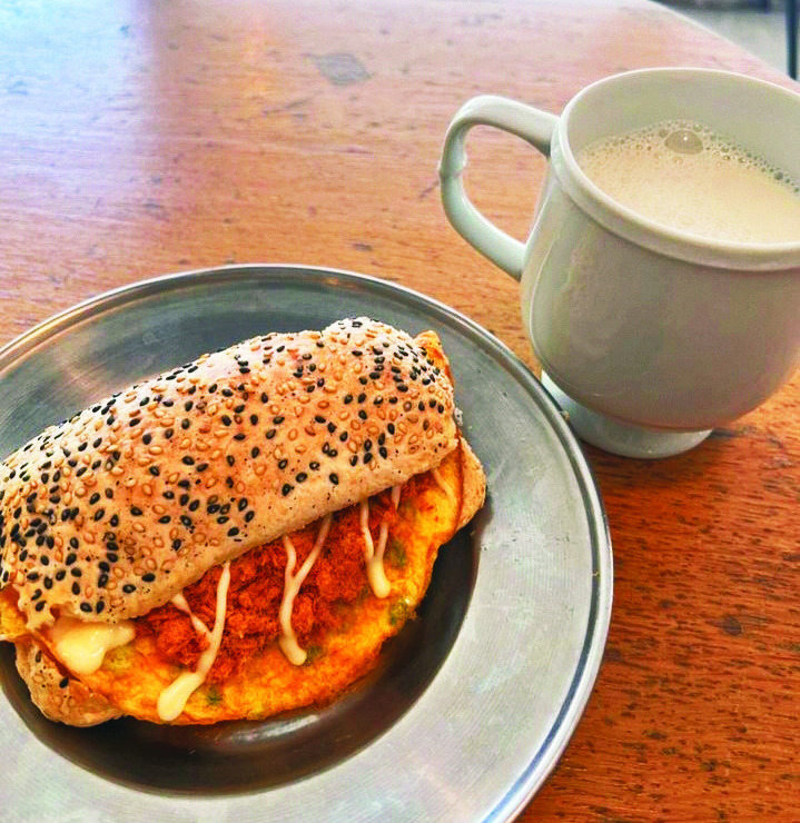 「焼餅（しゃおぴん）のサンド」430円
