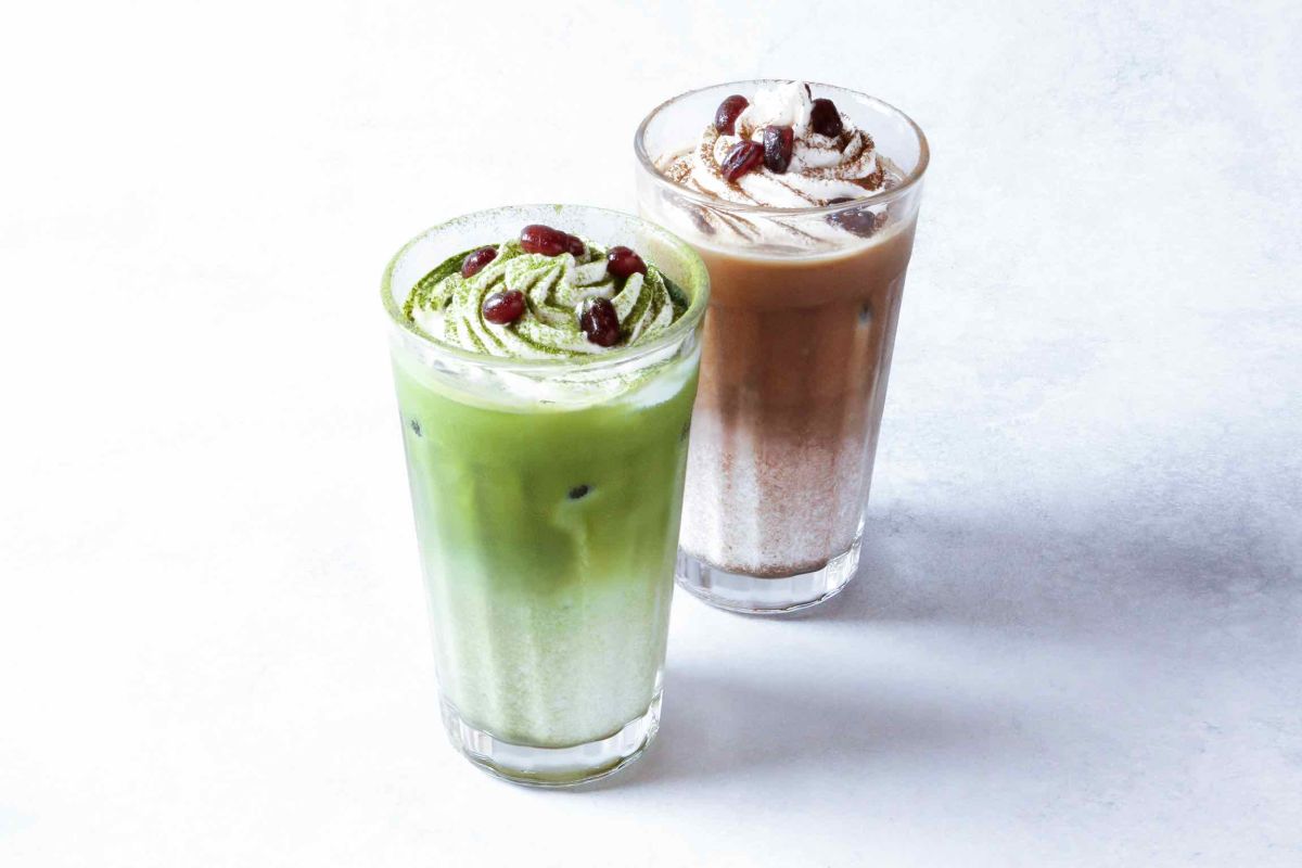 「プレミアム抹茶ラテ」M530円(左)、「プレミアムほうじ茶ラテ」M530円(左)