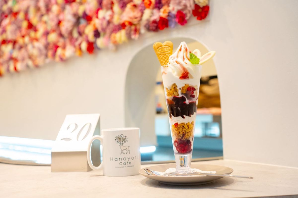 「白うさぎ パフェ」1250円、「セットドリンク」250円