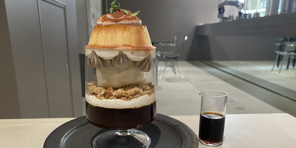 【新宿】福岡発の最強無機質カフェ「POSS COFFEE」でいただくティラミスプリンパフェ