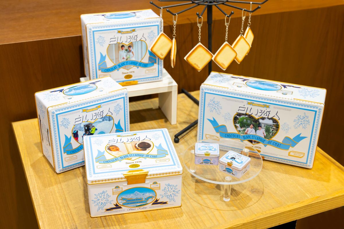 自分の写真がプリントされたオリジナル缶。白い恋人54枚入5734円、36枚入4006円、マグネット缶1210円。オリジナルネーム入り白い恋人キーホルダー1210円