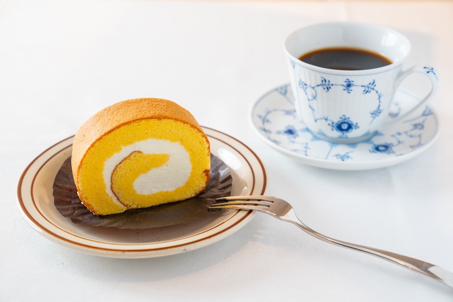 「ハーブ卵のロールケーキ」660円（左）「スペシャルティコーヒー」１杯1200〜4950円(右）