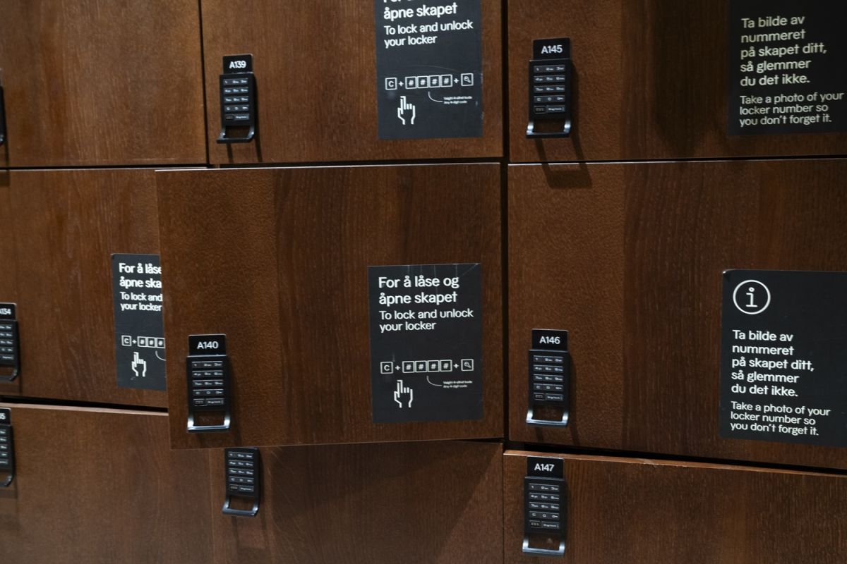 「国立美術館」のクロークルーム（地下1階）