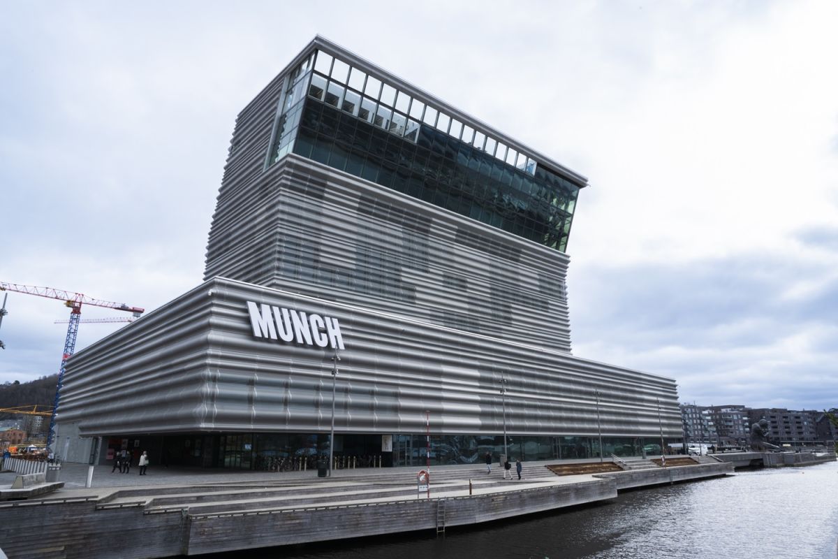 オスロフィヨルドに面した「ムンク」