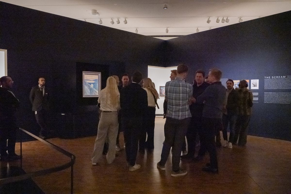 《叫び》を鑑賞しようと多くの観光客が集まります