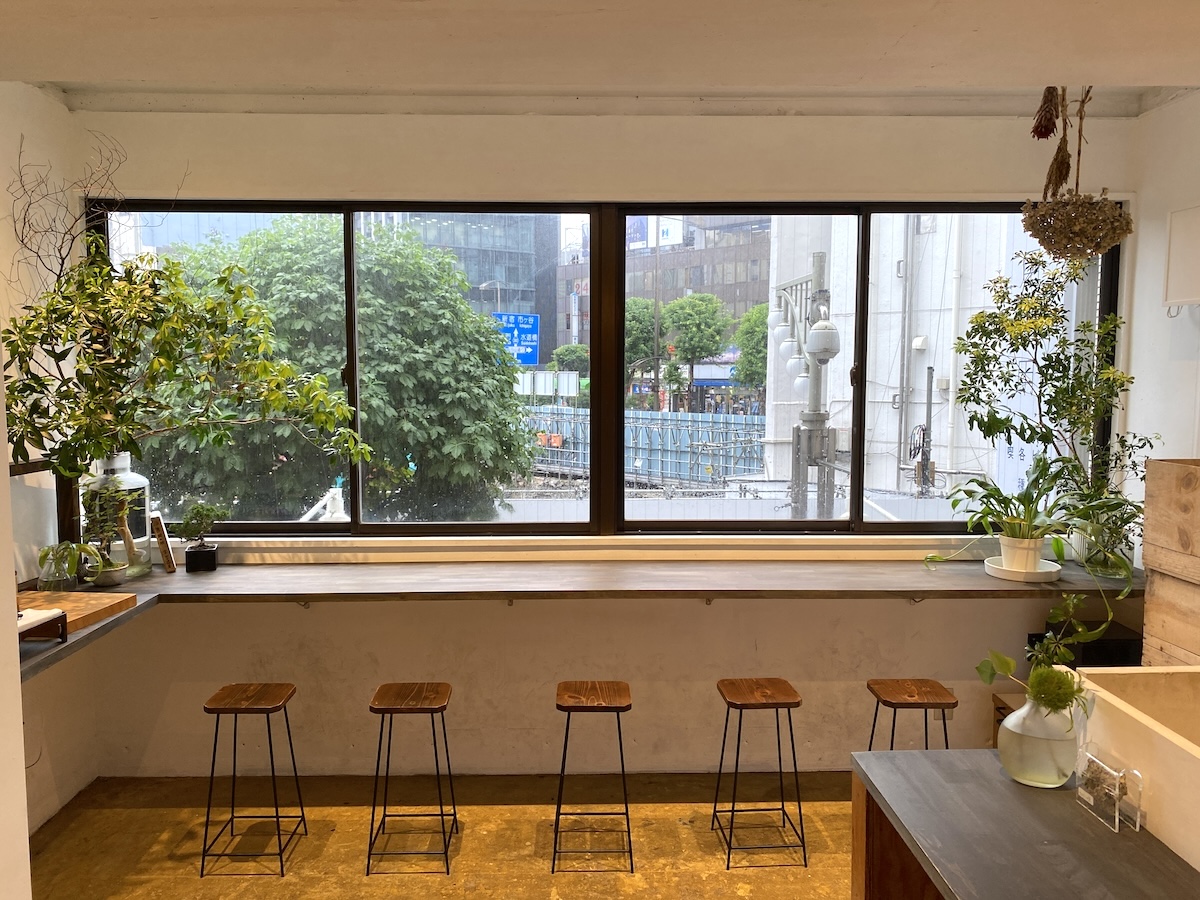 窓際の席でぼーっと神保町の街並みを眺めるのも心地よさそう