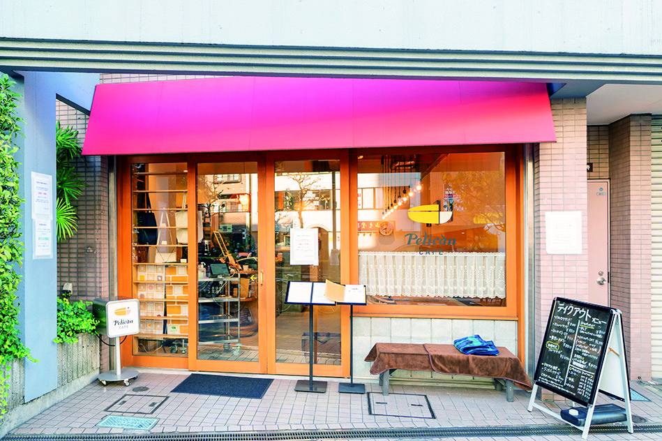 カフェの近くにあるベーカリー「パンのペリカン」は連日行列ができるほどの人気！