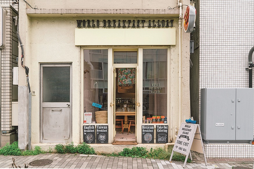 外から見える店内の大きな木のテーブルとピンク色の壁がキュート！