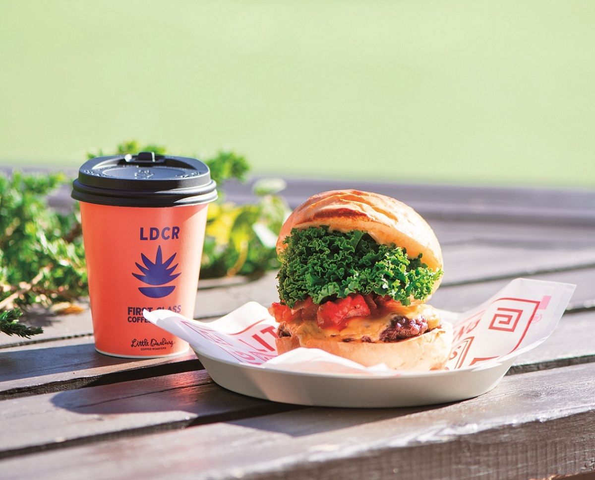 「クラシックチーズバーガー」1650円、「ホットコーヒー」500円