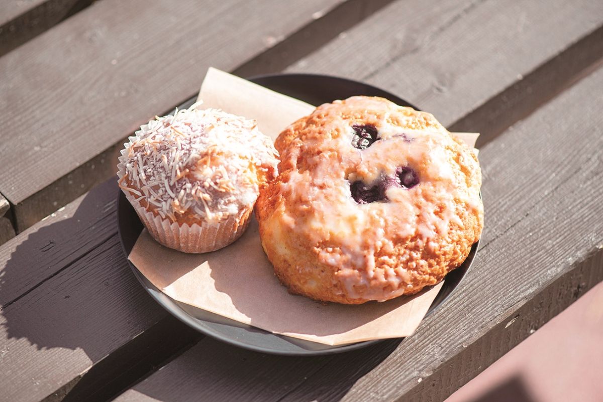 「ココナッツパインマフィン」340円（左）、「ブルーベリースコーン」450円（右）
