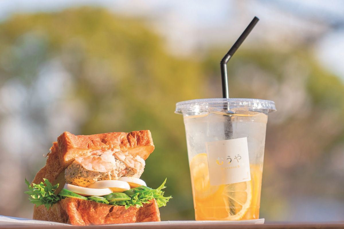 「エビとツナのサンドイッチ」850円（左）、「自家製レモネード」550円（右）