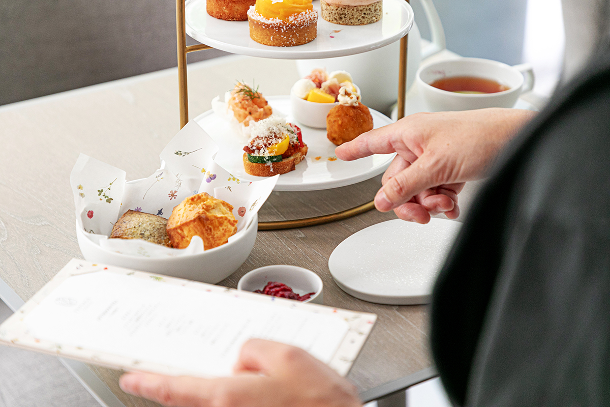メニューと一つひとつ照らし合わせて、さあどれから食べよう……