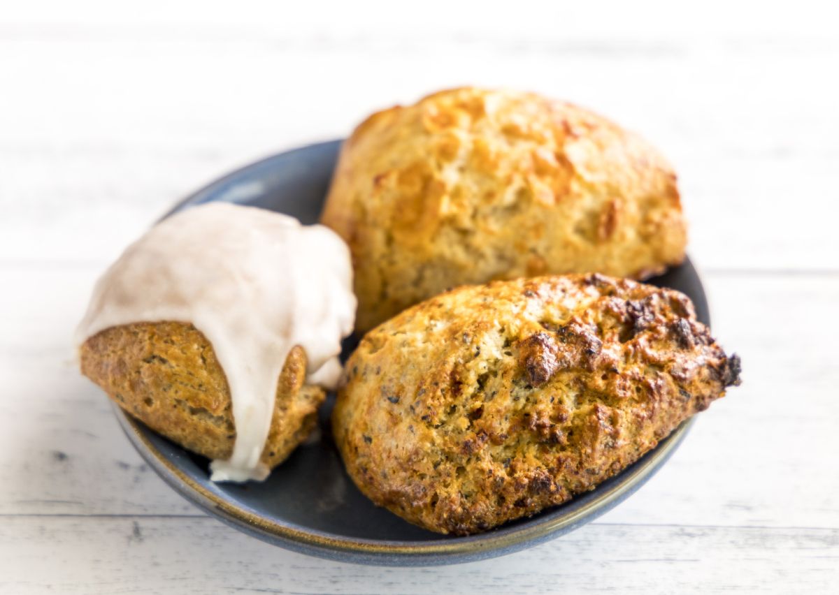 手前から時計回りに：サンドライトマト・スコーン、アールグレイ・スコーン、チェダーチーズ・スコーン 各$3.95