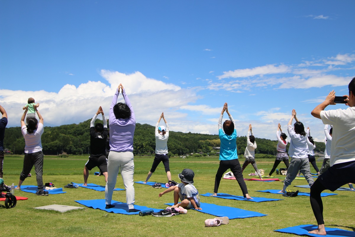 緑の上で行う道の駅主催のヨガは人気のあるイベントだ