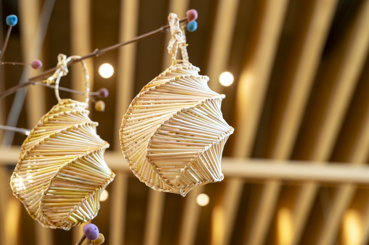 益子焼はじめ地元の工芸品も揃う。これはホタル籠000円～。オブジェとしてもかわいい