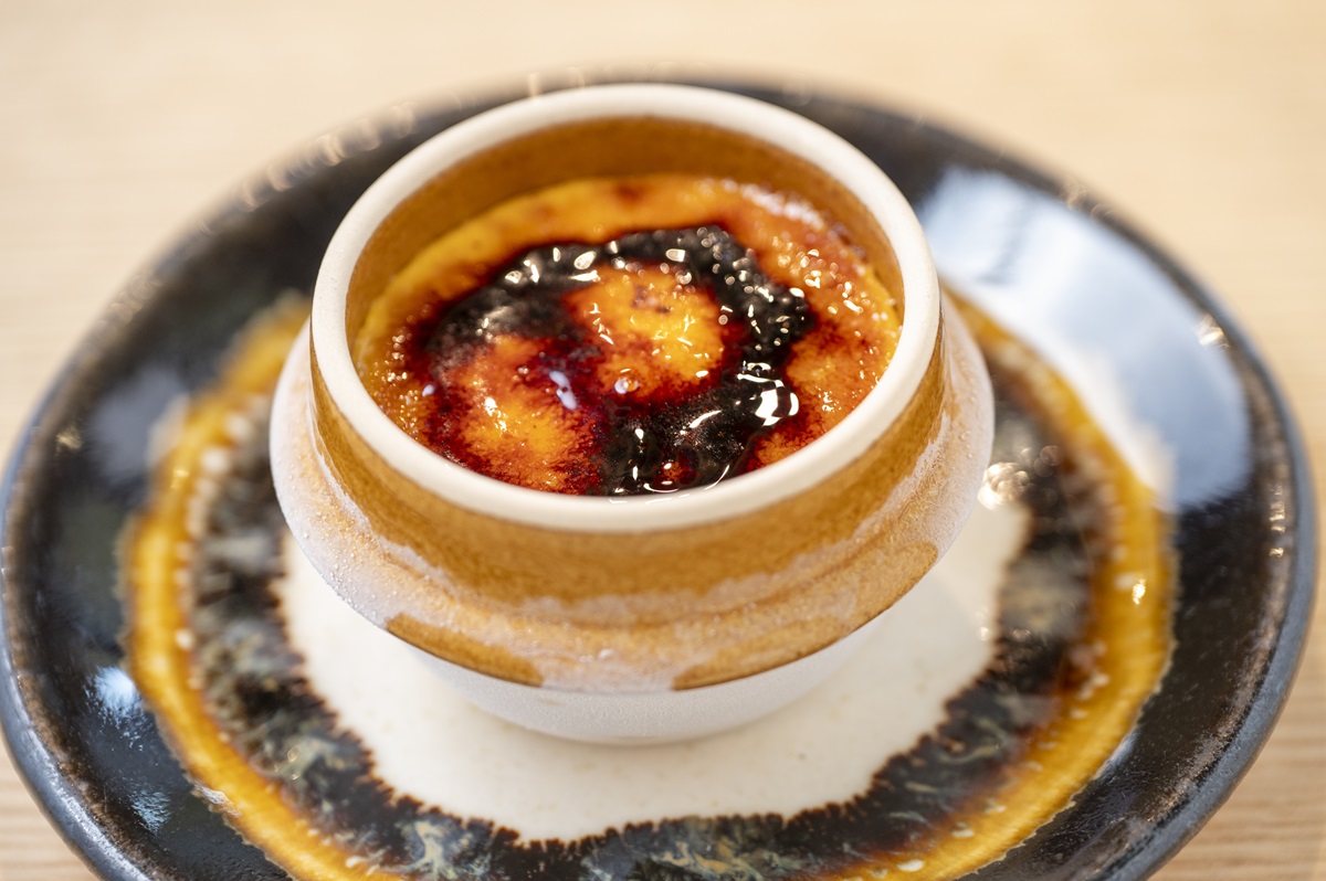 地元卵を使ったとろたまブリュレ650円。釜めしの器がかわいい