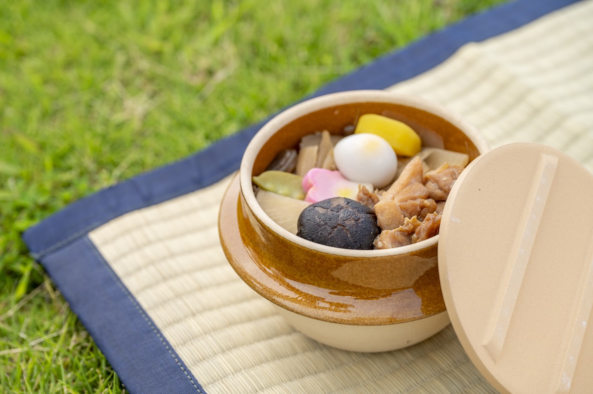 具がオリジナルの益子の釜めし000円は●曜日～●曜日の販売。館内の電子レンジで温めて屋外でピクニックもステキ