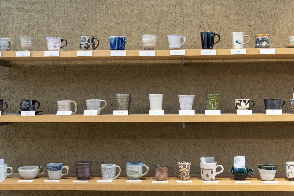 益子焼工房の作品紹介コーナー。ここでお気に入りの作風をチェックして訪ねるのもいい