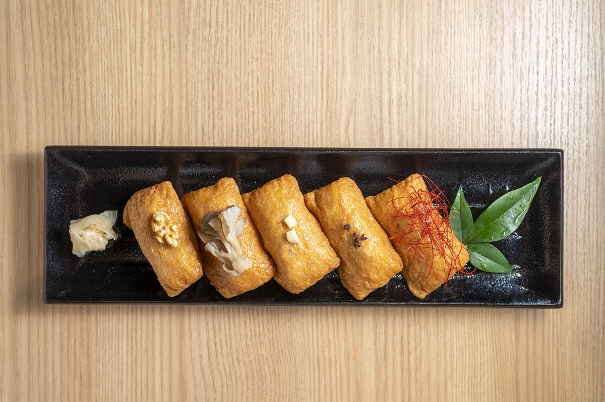 笠間いなりの味めぐり950円。左からくるみ、舞茸、丸十（さつまいも）、しびれ（肉山椒）、閻魔（唐辛子）。具たくさんの味噌汁付きだと1100円