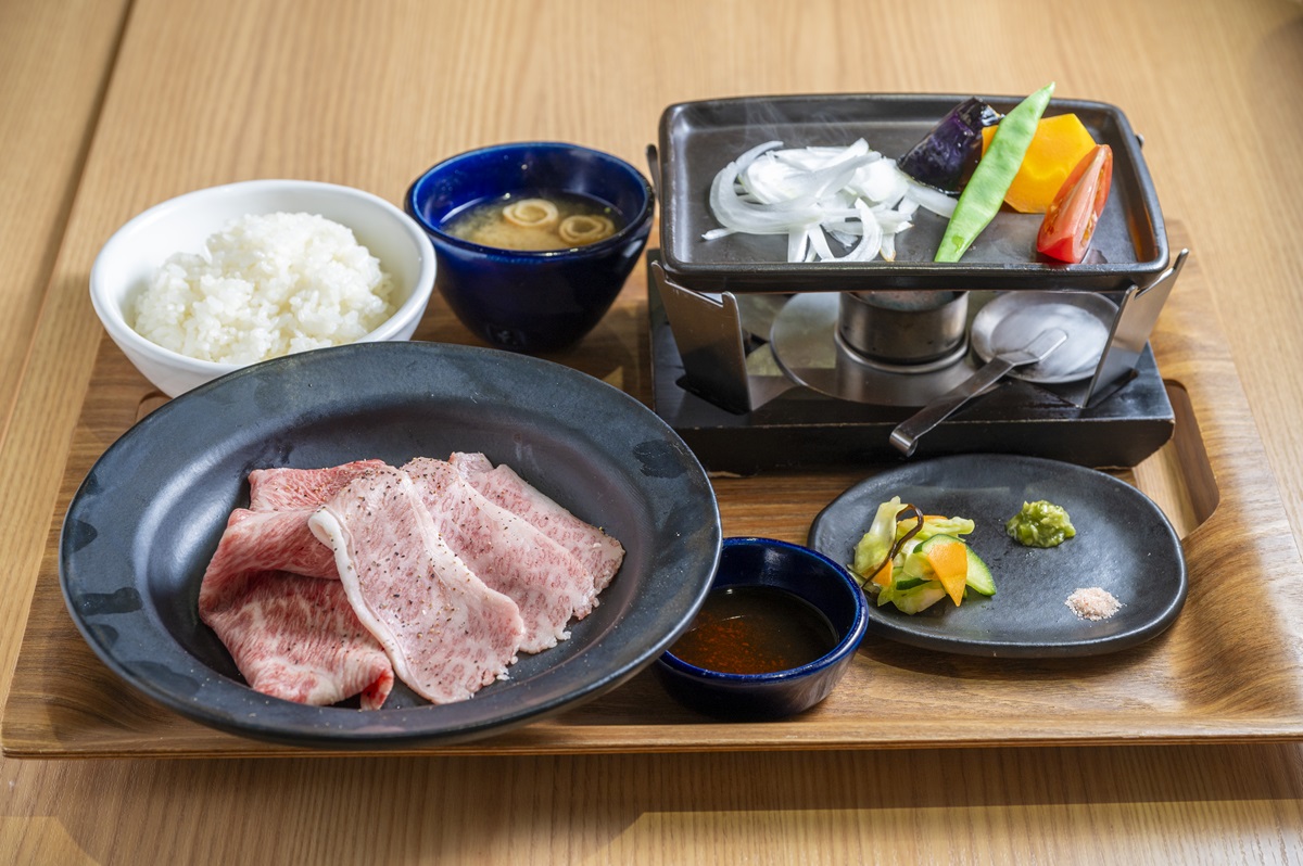 常陸姫の陶板焼しゃぶ1580円～。自家製タレとの相性バツグン