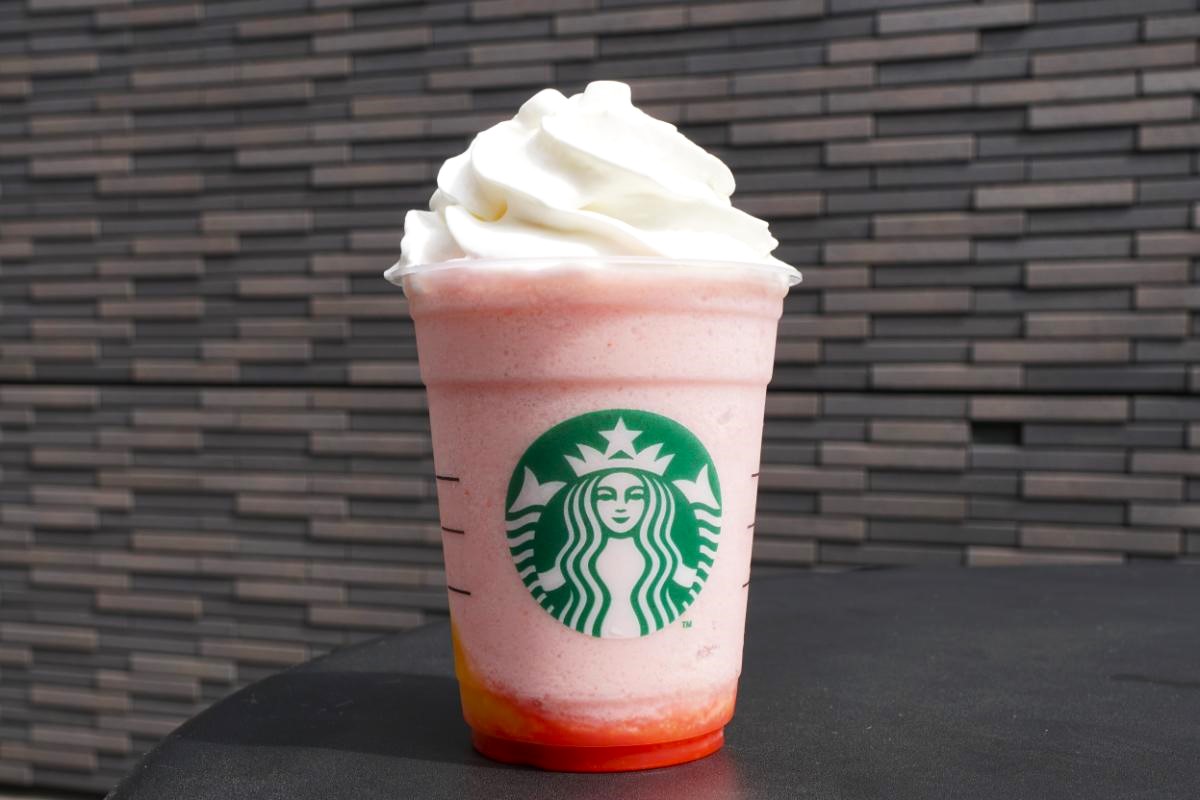 「イチゴ バナナ フラぺチーノ®」Tallサイズのみ、678円（持ち帰り）、690円（店内利用）