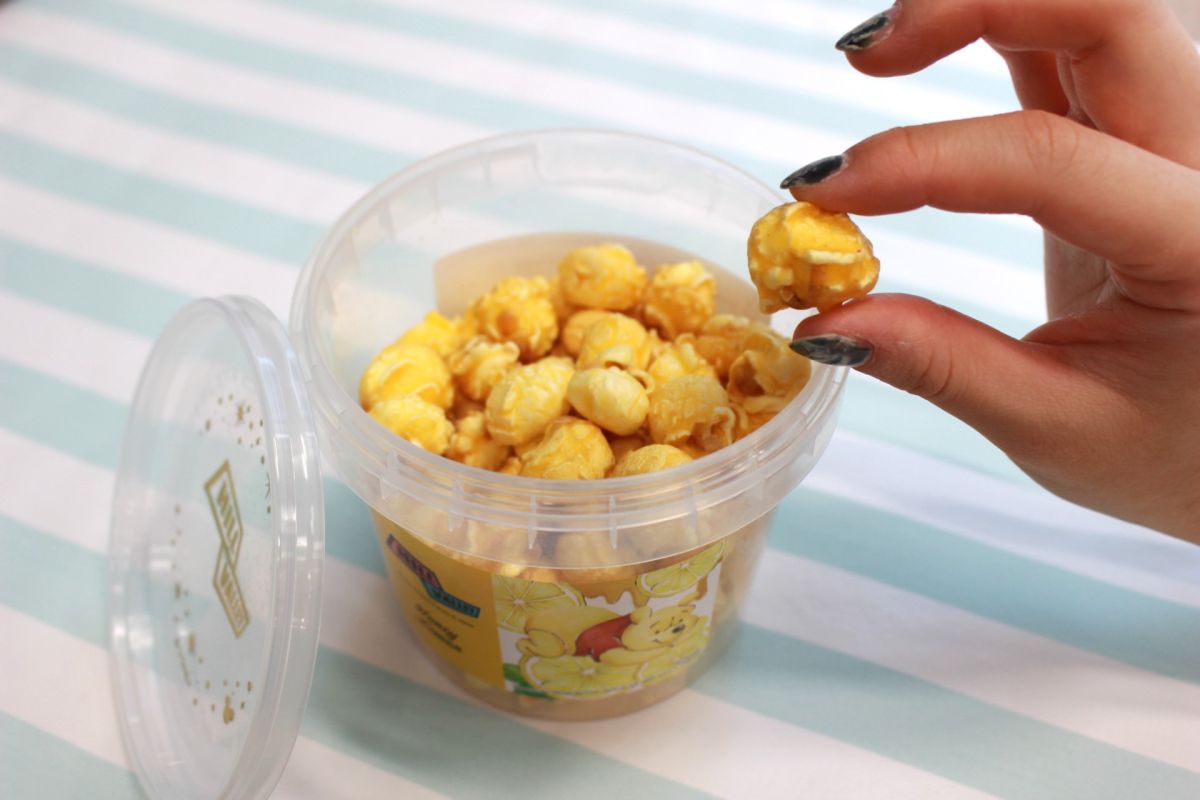 マッシュルーム型のまんまるいポップコーンがたっぷり入っています！ © Disney. Based on the “Winnie the Pooh” works by A.A. Milne and E.H. Shepard.