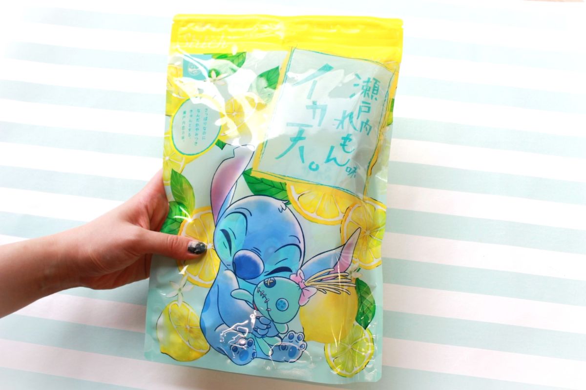 スティッチがスクランプをぎゅー！© Disney