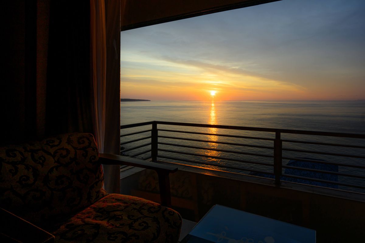 日の出の時間の窓からの景色