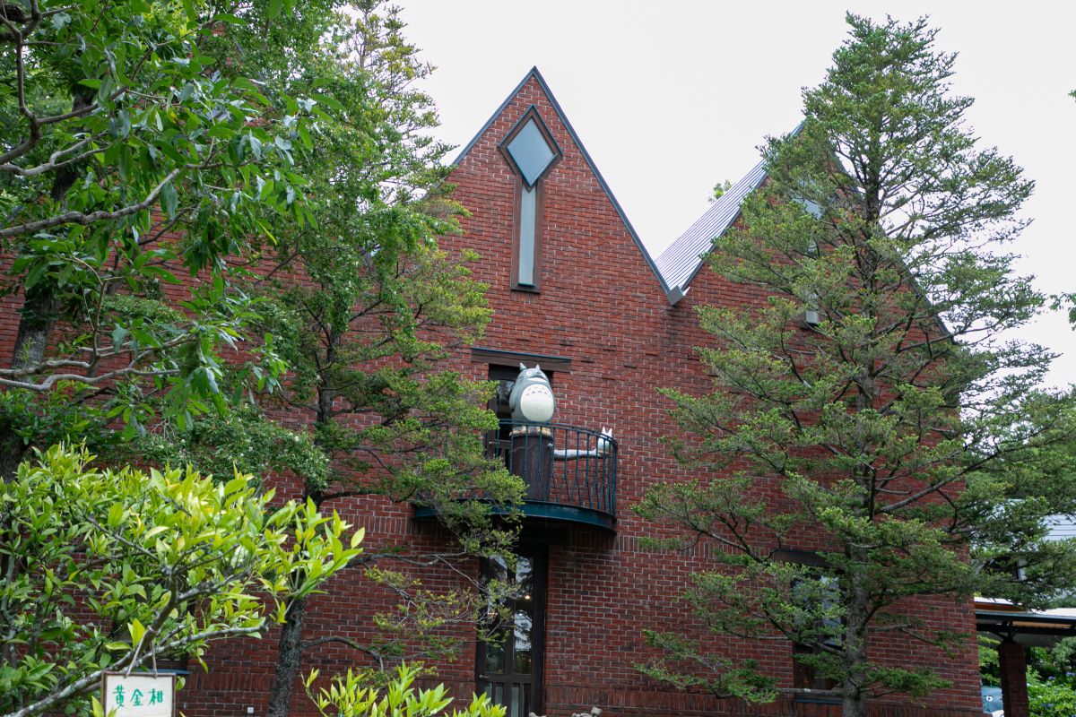 「伊豆テディベア・ミュージアム」展示館の出窓にもトトロ