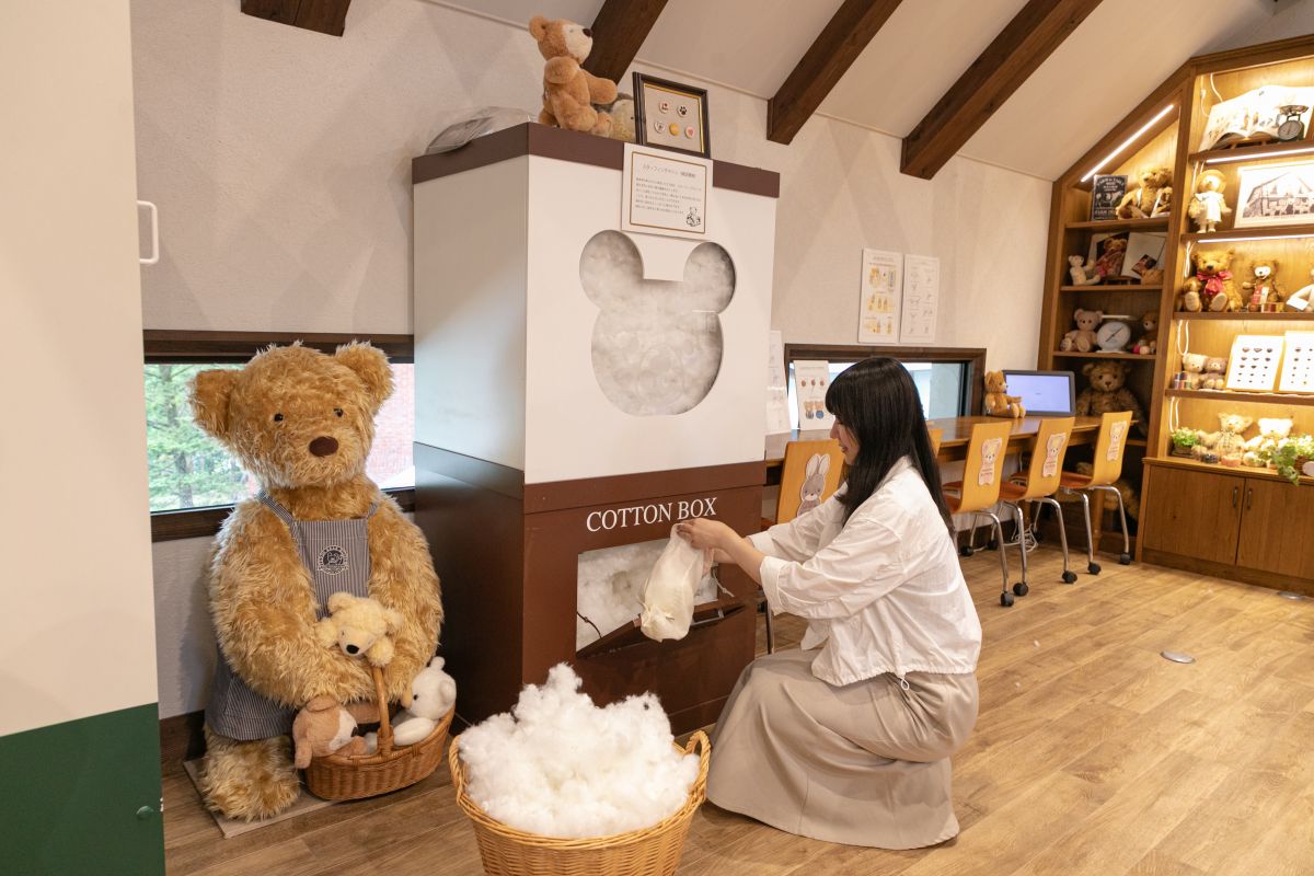 「伊豆テディベア・ミュージアム」トトロぬいぐるみ制作中